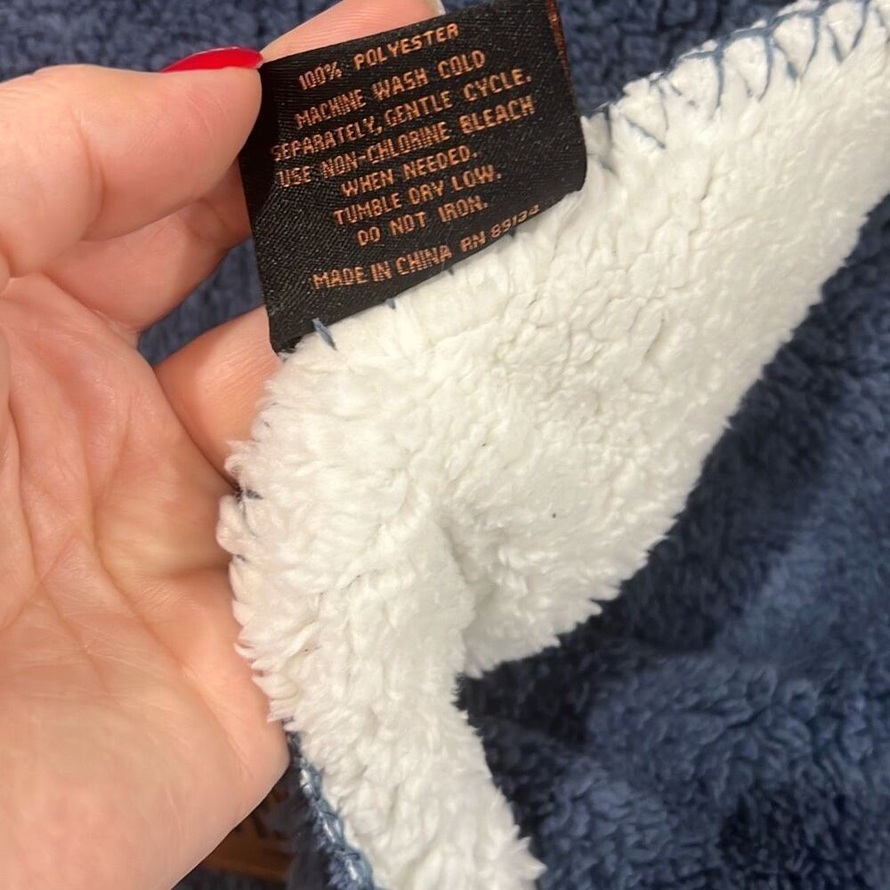 Frye NWT Sherpa Blanket Throw Reversible white Blue 50" x 60" - Picture 7 of 8